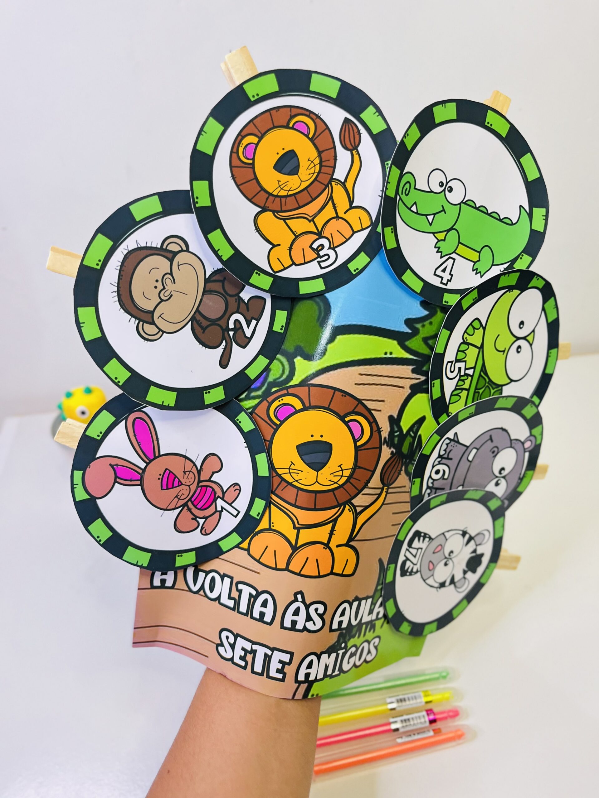 HISTÓRIA NA LUVA- A VOLTA ÀS AULAS DOS SETE AMIGOS.